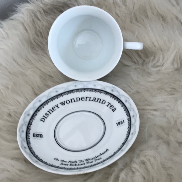 Disney Wonderland Tea cup and saucer 1951 Alice in Wonderland red Queen - Picture 10 of 11